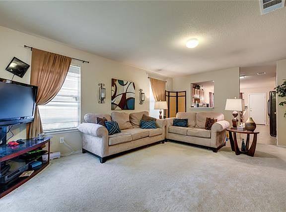 5th image of 302 Oxford Dr