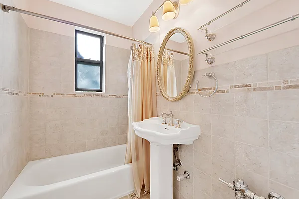 Sold by REMAX Elite | media 27