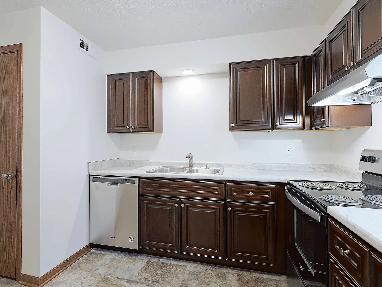 2 bed, 843 sqft, $979 — Photo 2