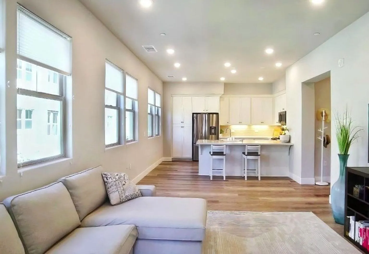 Beautiful 2 bedroom/2.5 bath unit at the Cannery available July 25th — Photo 3