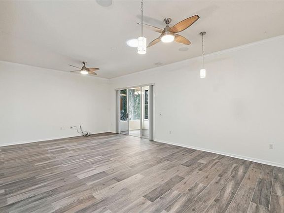 4th image of 813 Summit Greens Blvd