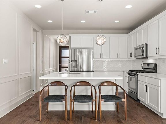 3rd image of 137 Winding Hollow Ln