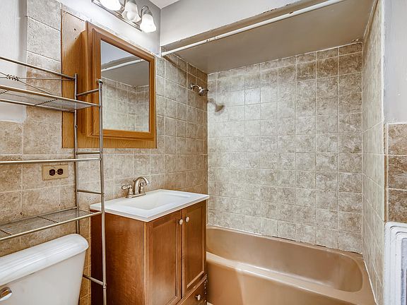 3rd image of 4953 W Sunnyside Ave