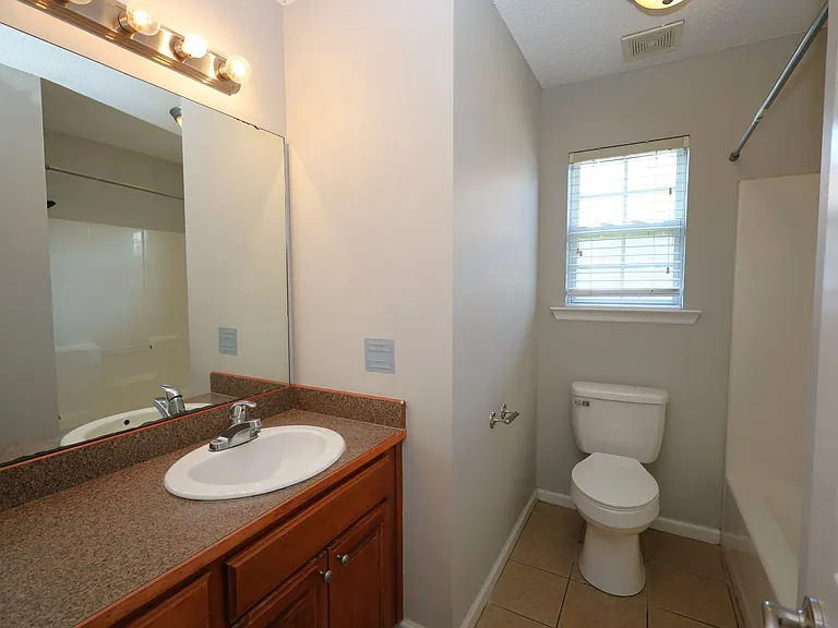 812 Madelyn St — Photo 7