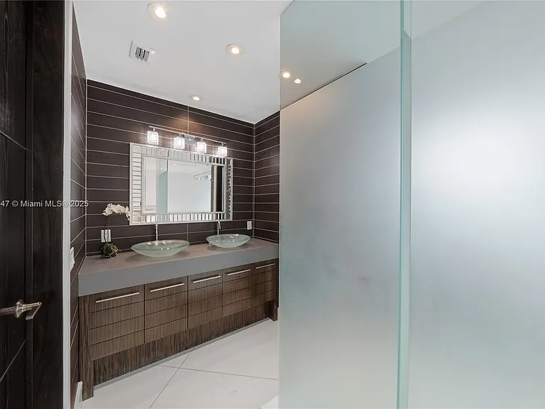 227 E Dilido Dr — Photo 55