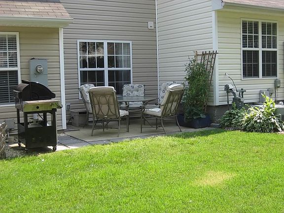 Cute yard with nice patio area