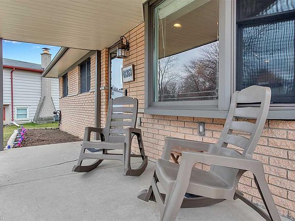 3rd image of 48363 Donahue Dr