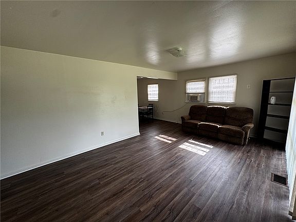 5th image of 4642 W Hillcrest Ave