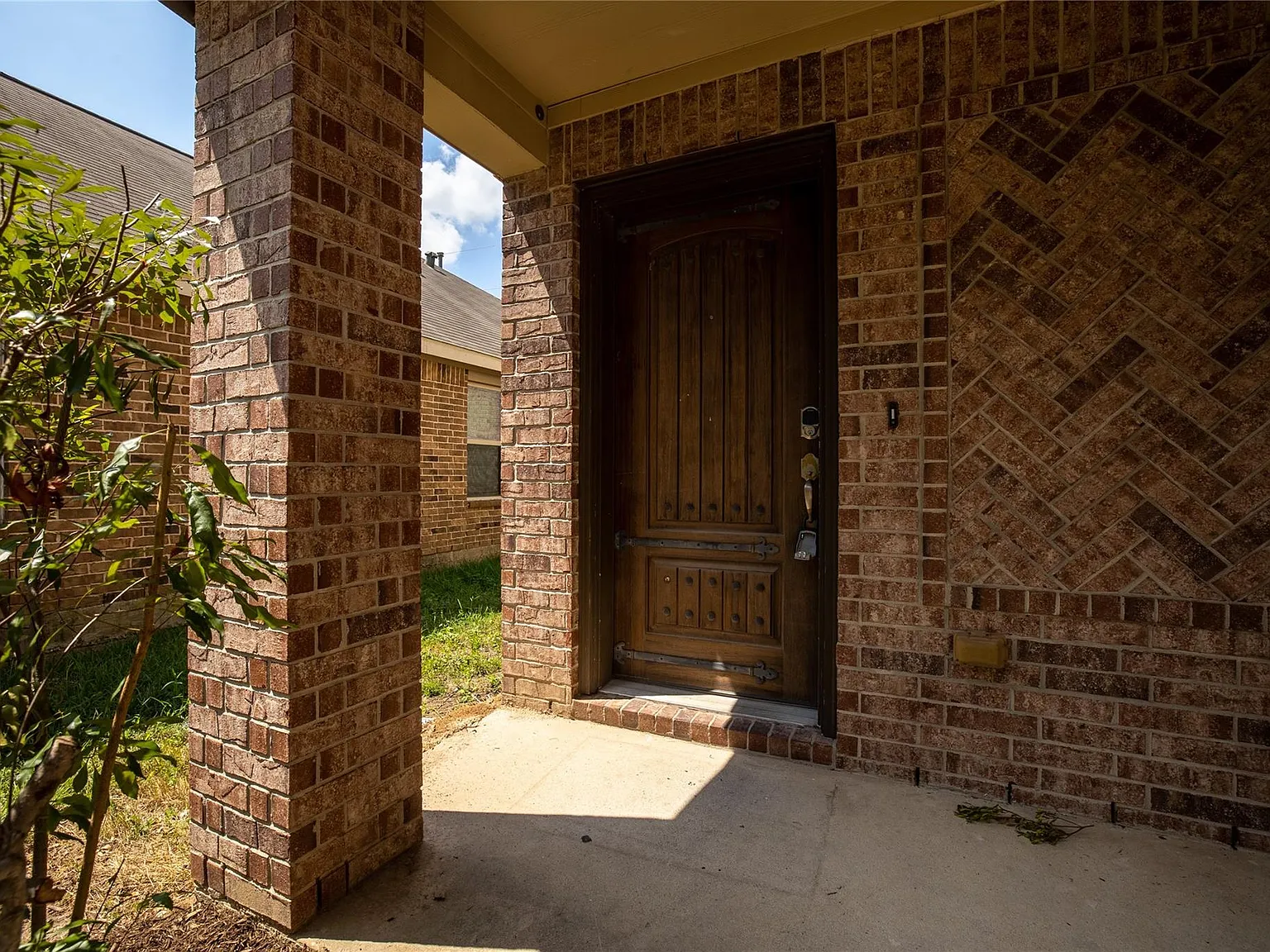 4 bed, 2.5 bath, 2500 sqft, $2,200 — Photo 3