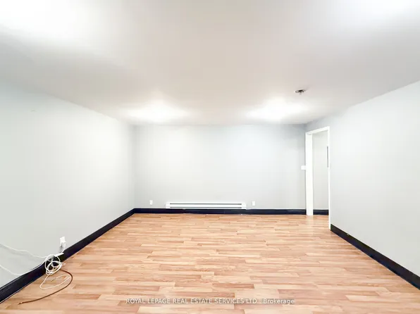 3352 Dundas St W, Toronto, ON M6P 2A4