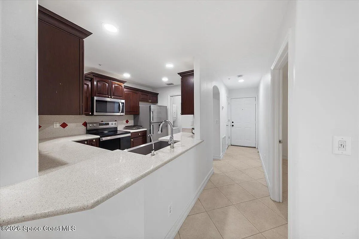 3 bed, 2.0 bath, 1256 sqft, $2,100 — Photo 3