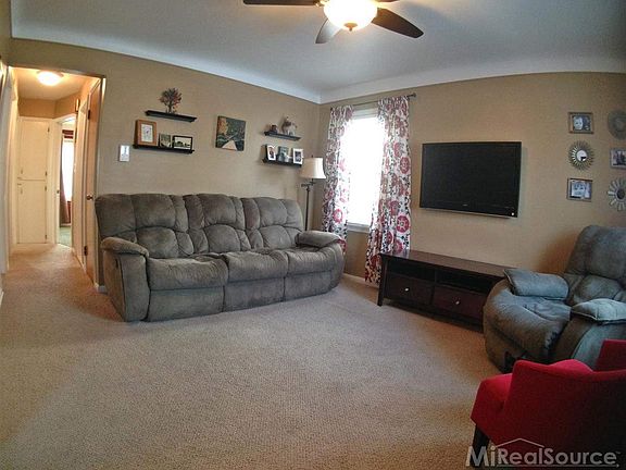 4th image of 20946 Sunnydale St