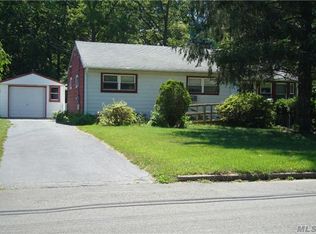 1141 Reilly St, Bay Shore, NY 11706