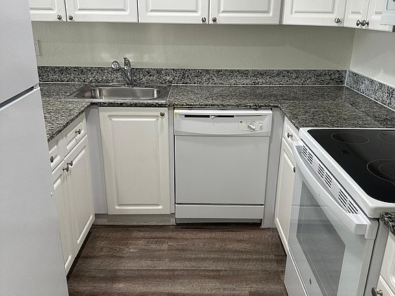 4th image of 19477 NE 10th Ave #508