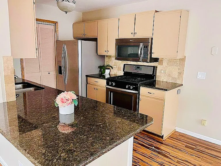 450 Valley Dr #201 — Photo 4