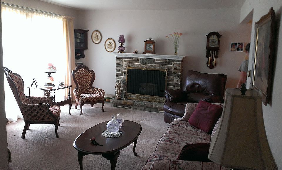 LIVING ROOM w fireplace
