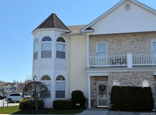 712 Narragansett Villas Drive #712, Lindenhurst, NY
