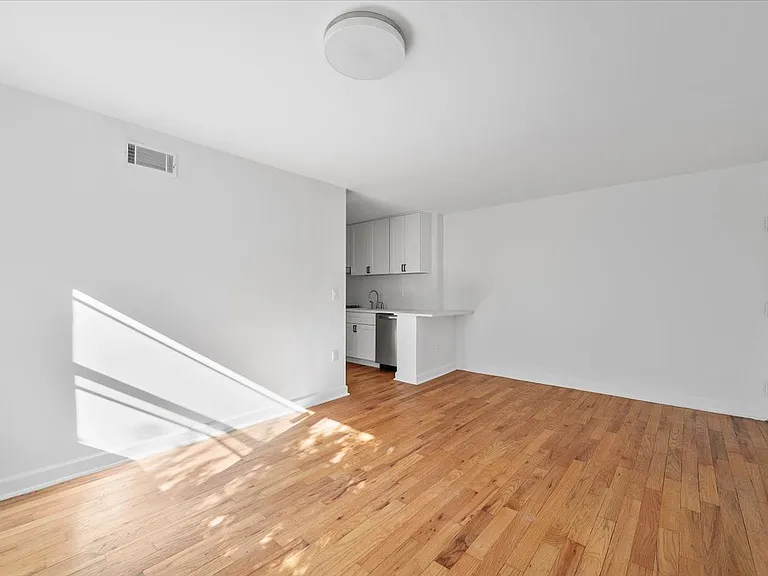 Colonial Terrace — Photo 11