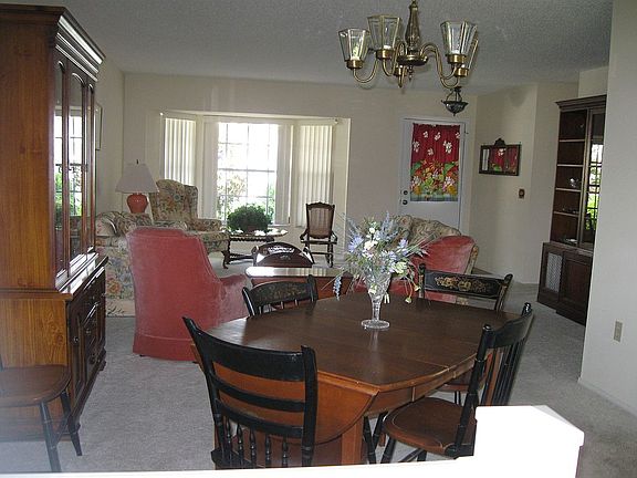 diningroom w/2hutches