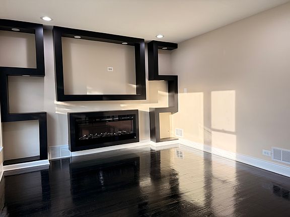 2nd image of 14647 La Salle St