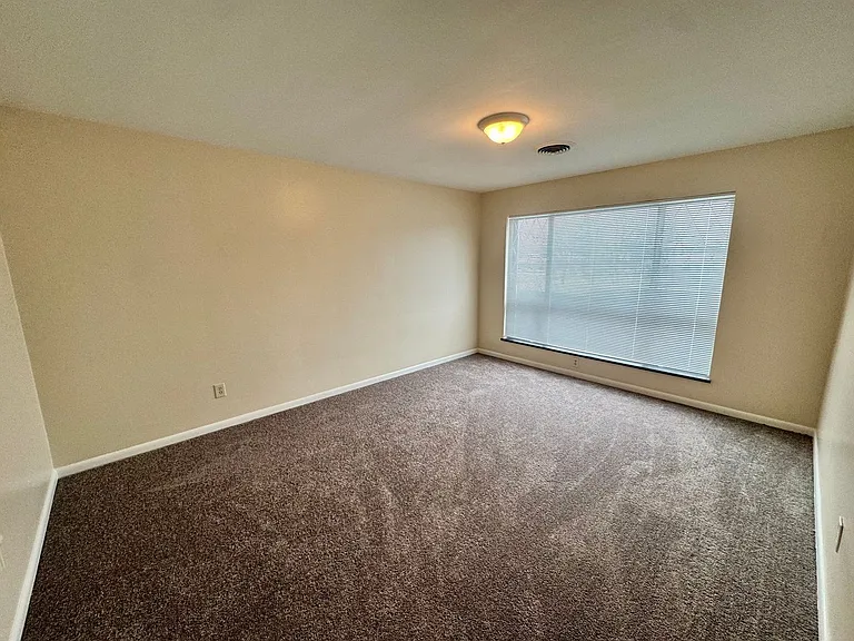 3327 Roosevelt Blvd — Photo 6