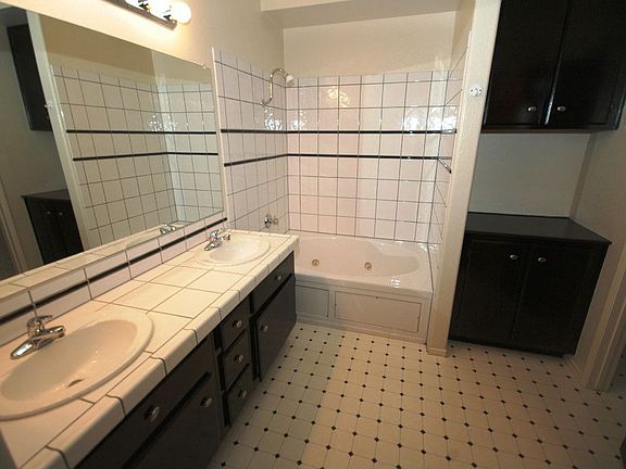 3rd image of 41526 Avenida De La Reina