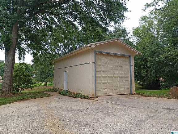 4th image of 1012 Dogwood Cir