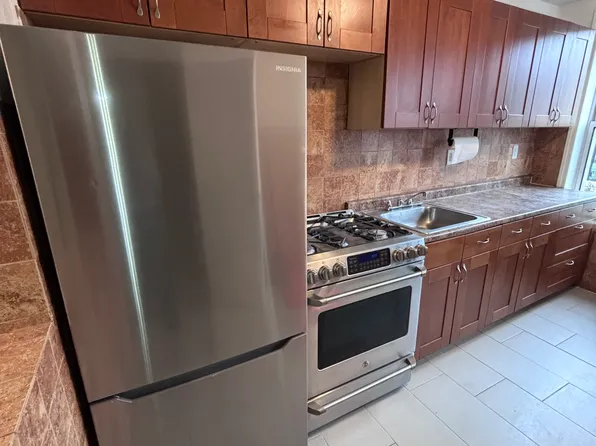 1868 Hart Street image 2 of 9