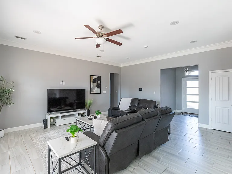 3126 Oakley St — Photo 1