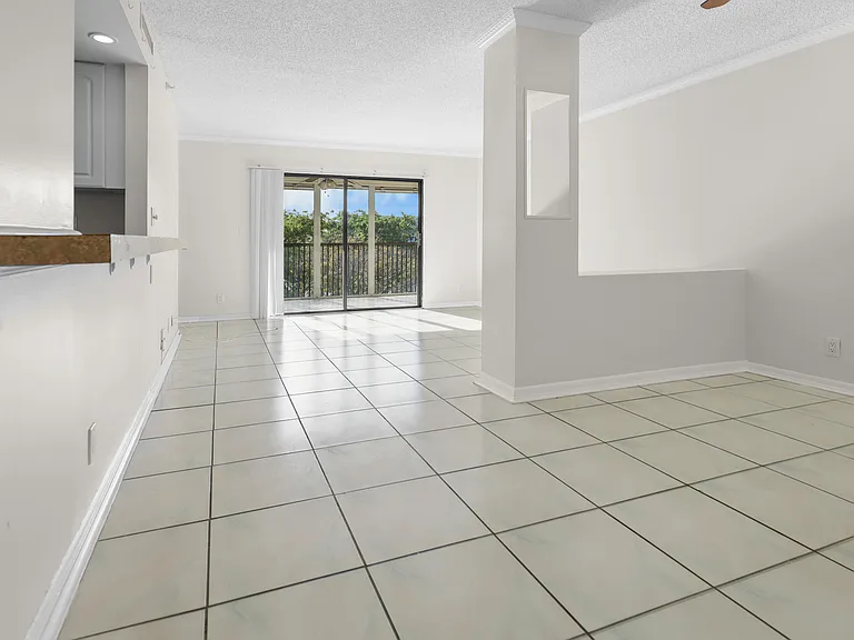 2112 S Cypress Bend Dr #404 — Photo 3