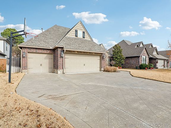 5th image of 3726 S Fir Blvd