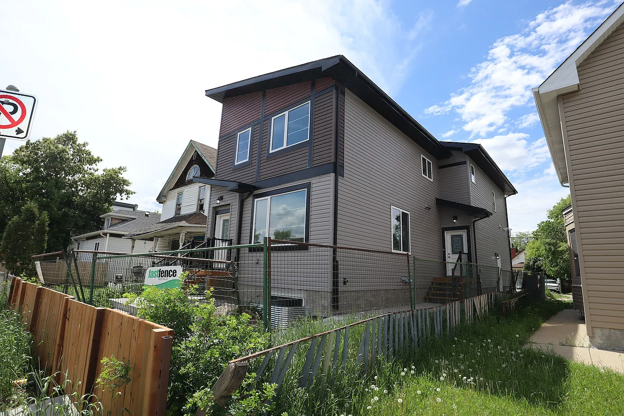 Parkdale 3 Bed 2.5 Bath Main For Rent Edmonton — Photo 2