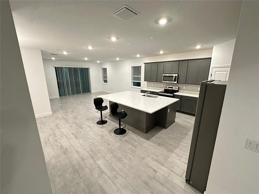 6 bed, 5.0 bath, 3860 sqft, $4,690 — Photo 3