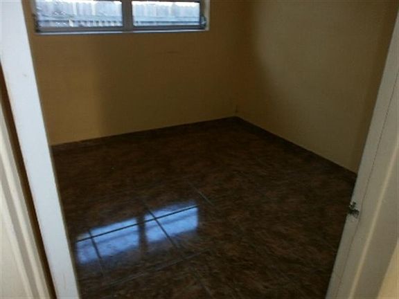 3rd image of 921 NE 49th St
