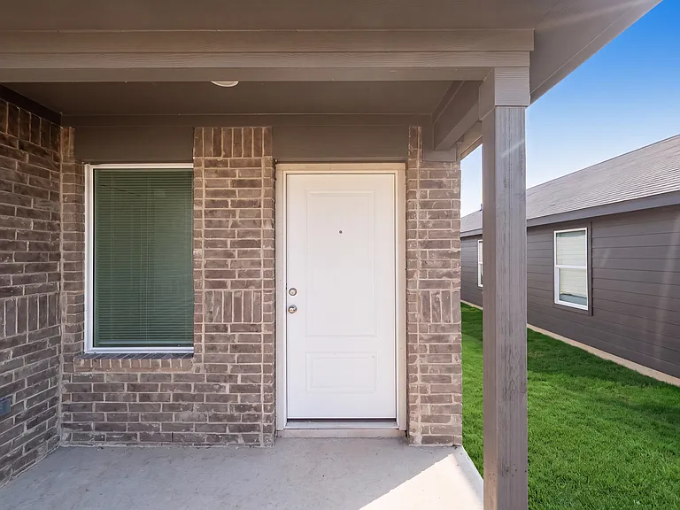 271 Zyra Ave — Photo 2