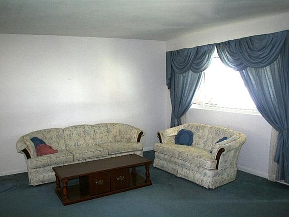 4th image of 65 Berkshire Ct