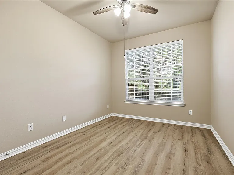1725 Brookview Dr — Photo 11