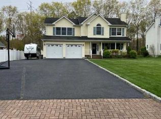 28 Wainwright St, Ronkonkoma, NY 11779