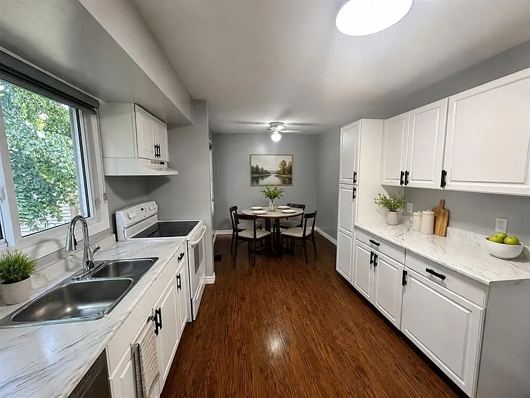 890 Hollands Ave — Photo 5