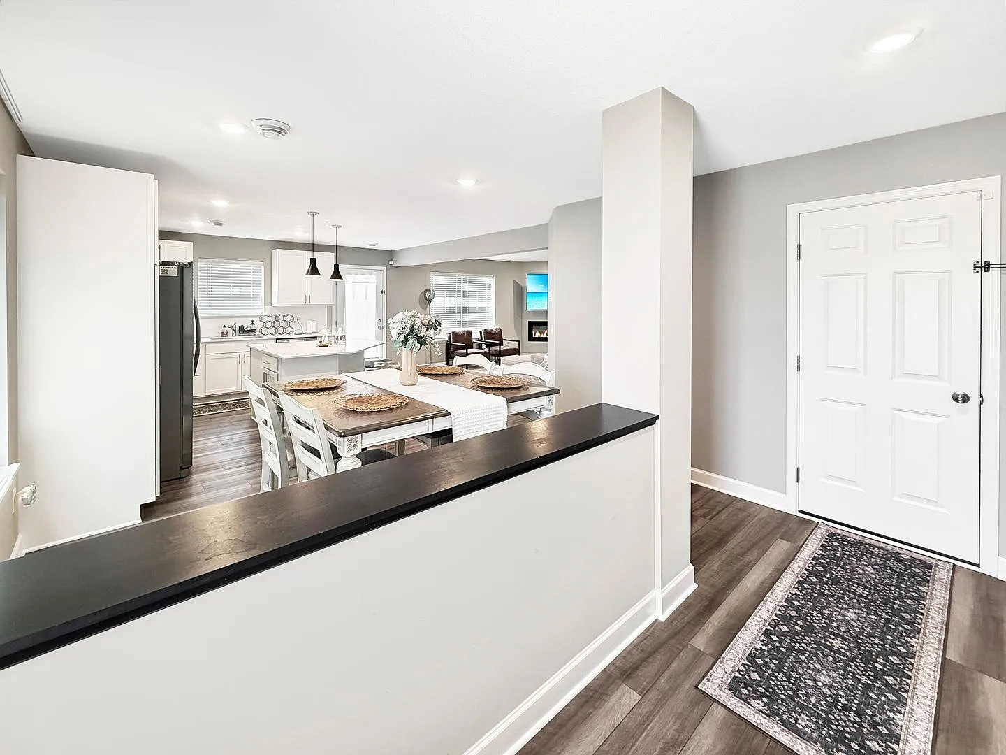 3 bed, 3.0 bath, 2300 sqft, $2,400 — Photo 3