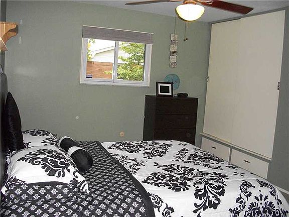 4th image of 325 E Hill Valley Dr