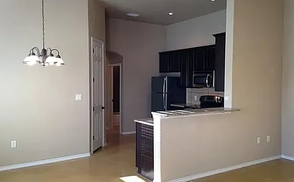 1057 Carolyn Cv — Photo 2