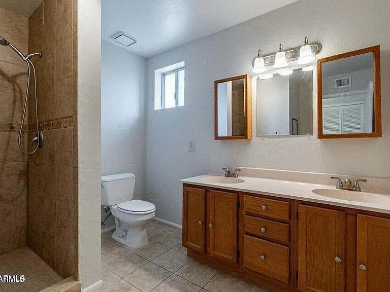505 W Howe St — Photo 14