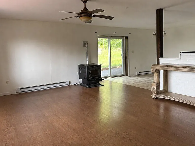 180 Winston Dr — Photo 3