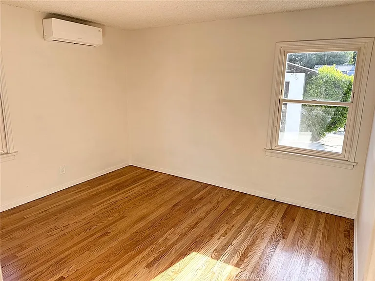 6539 Blucher Ave — Photo 9
