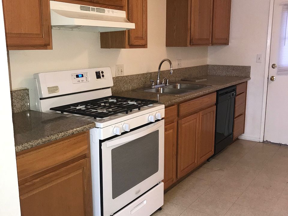1st image of 1523 E Douglas Ave
