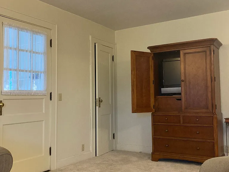 411 N College St — Photo 9