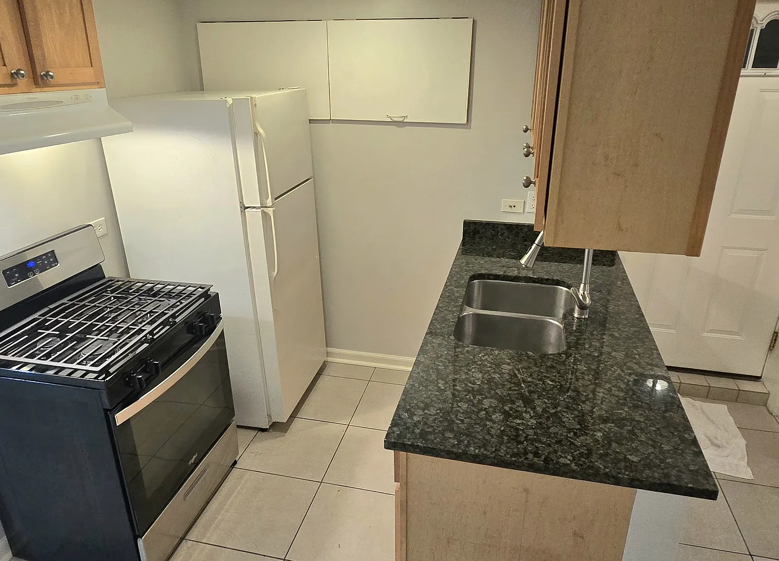 3 bed, 900 sqft, $1,595 — Photo 3