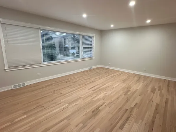 5033 Carol St APT 1, Skokie, IL 60077