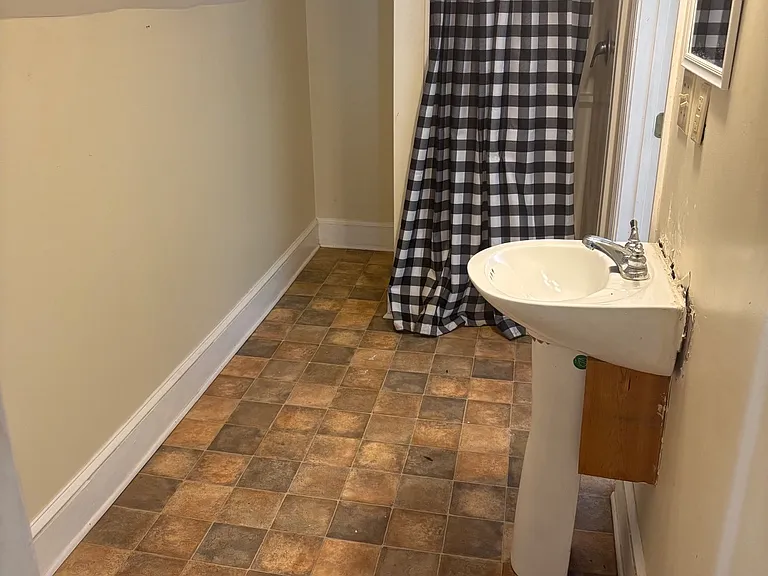 2nd upstairs full bath